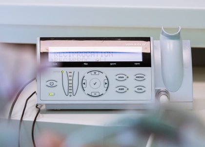 Zahnärztliches Gerät mit digitalem Display und mehreren Tasten. Das Display zeigt „RECIPROCATION“.