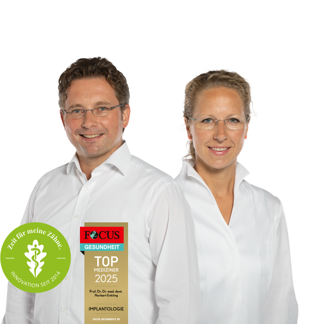 Ein Mann und eine Frau in weißen Hemden stehen nebeneinander. Vor ihnen Siegel für Innovation und Top-Mediziner 2025.