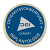 Blaues Siegel mit der Aufschrift "Tätigkeitsschwerpunkt Implantologie" und dem Logo der DGI in der Mitte.