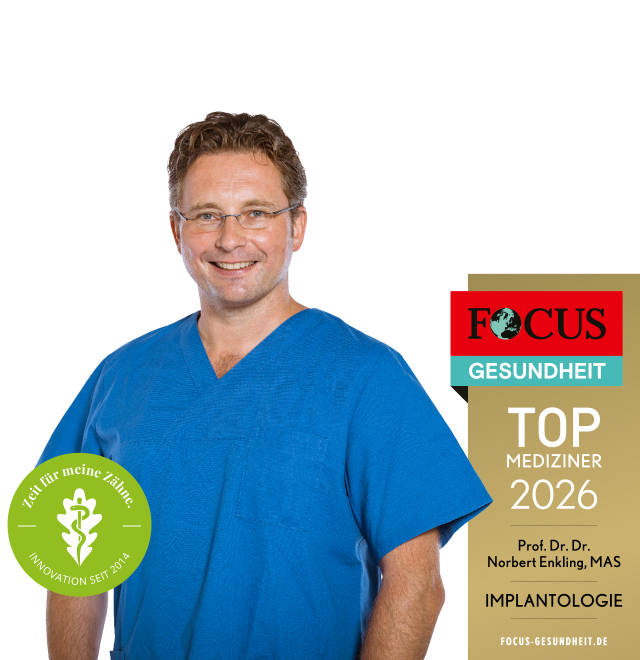 Ein lächelnder Mann in blauer Kleidung steht vor einem "Top Mediziner 2026" Schild, das Implantologie hervorhebt.