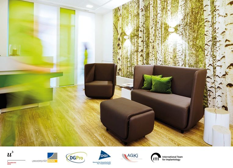 Im oberen Teil des Bildes ist ein Wartezimmer in Naturtönen zu sehen, unterhalb befindet sich eine Zeile mit Siegeln und Logos der Uni Bern und Bonn, DGPro, DGI, AGKi und International Team for Implantology.